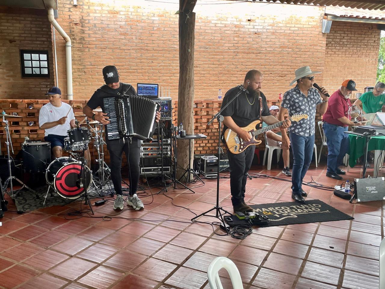 Festa da Maçonaria teve até chapéu e violão assinados por Maraisa e Gusttavo Lima, além de bingo que premiou R$ 2 mil