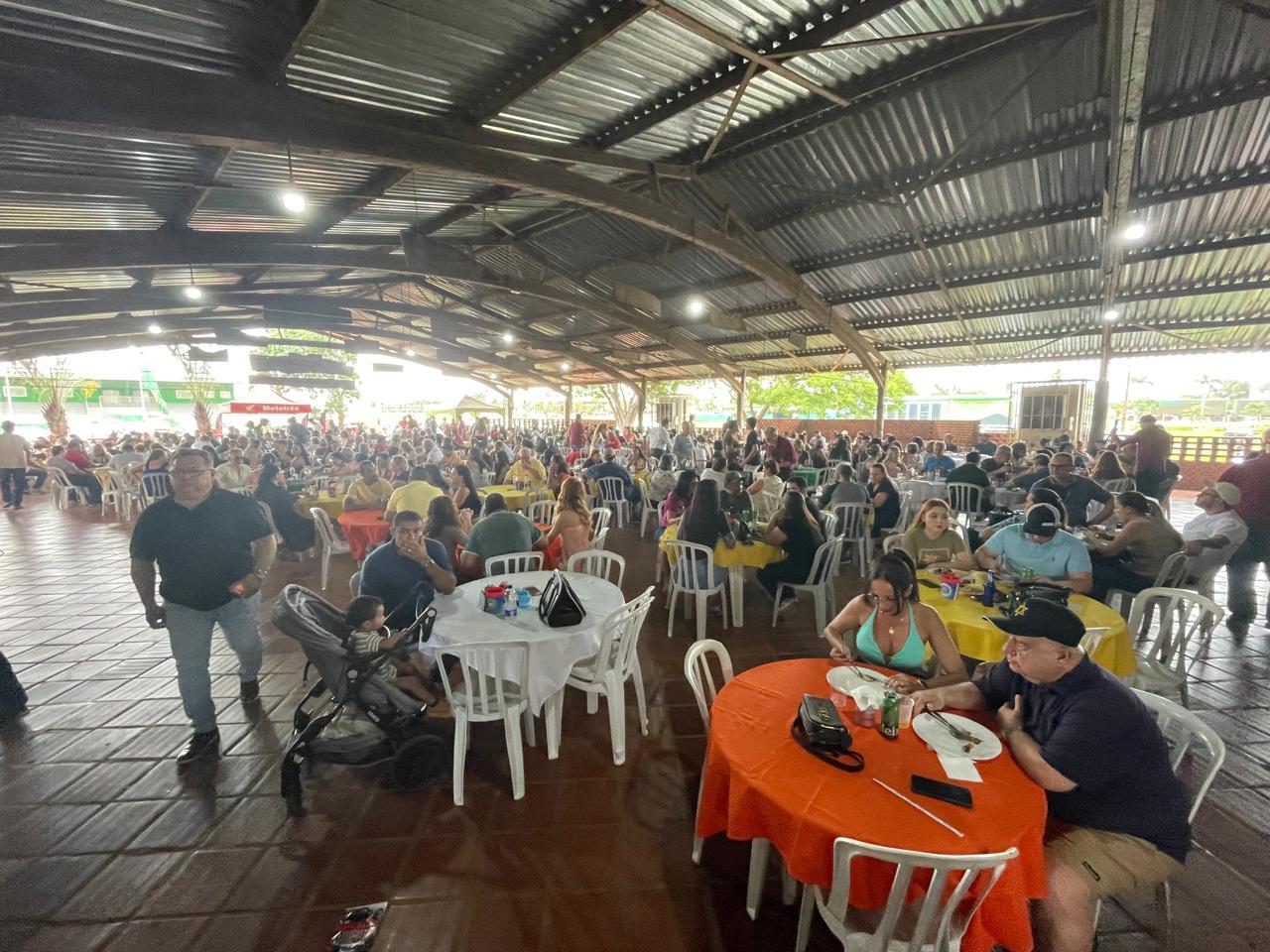 Festa da Maçonaria teve até chapéu e violão assinados por Maraisa e Gusttavo Lima, além de bingo que premiou R$ 2 mil