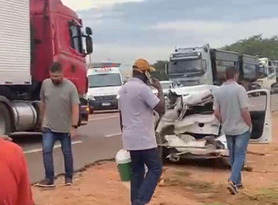 Caminhoneiro fica preso às ferragens após bater na traseira de Gol que atinge outro caminhão; BR158 ficou interditada Caminhoneiro fica preso às ferragens após bater na traseira de Gol que atinge outro caminhão; BR158 ficou interditada