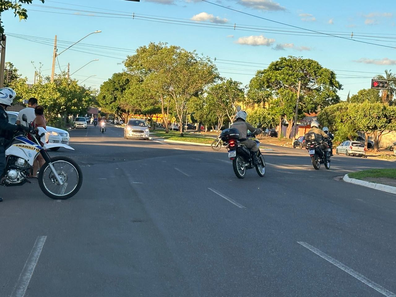 Motorista de carro “fura sinal” vermelho, atropela crianças e foge do local sem prestar socorro