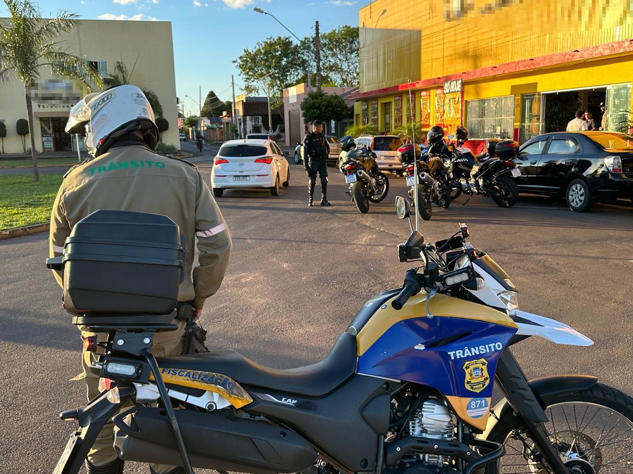Caça ao motorista que feriu crianças em acidente leva polícia a supermercado, mas “suspeito” era só usuário assustado Caça ao motorista que feriu crianças em acidente leva polícia a supermercado, mas “suspeito” era só usuário assustado