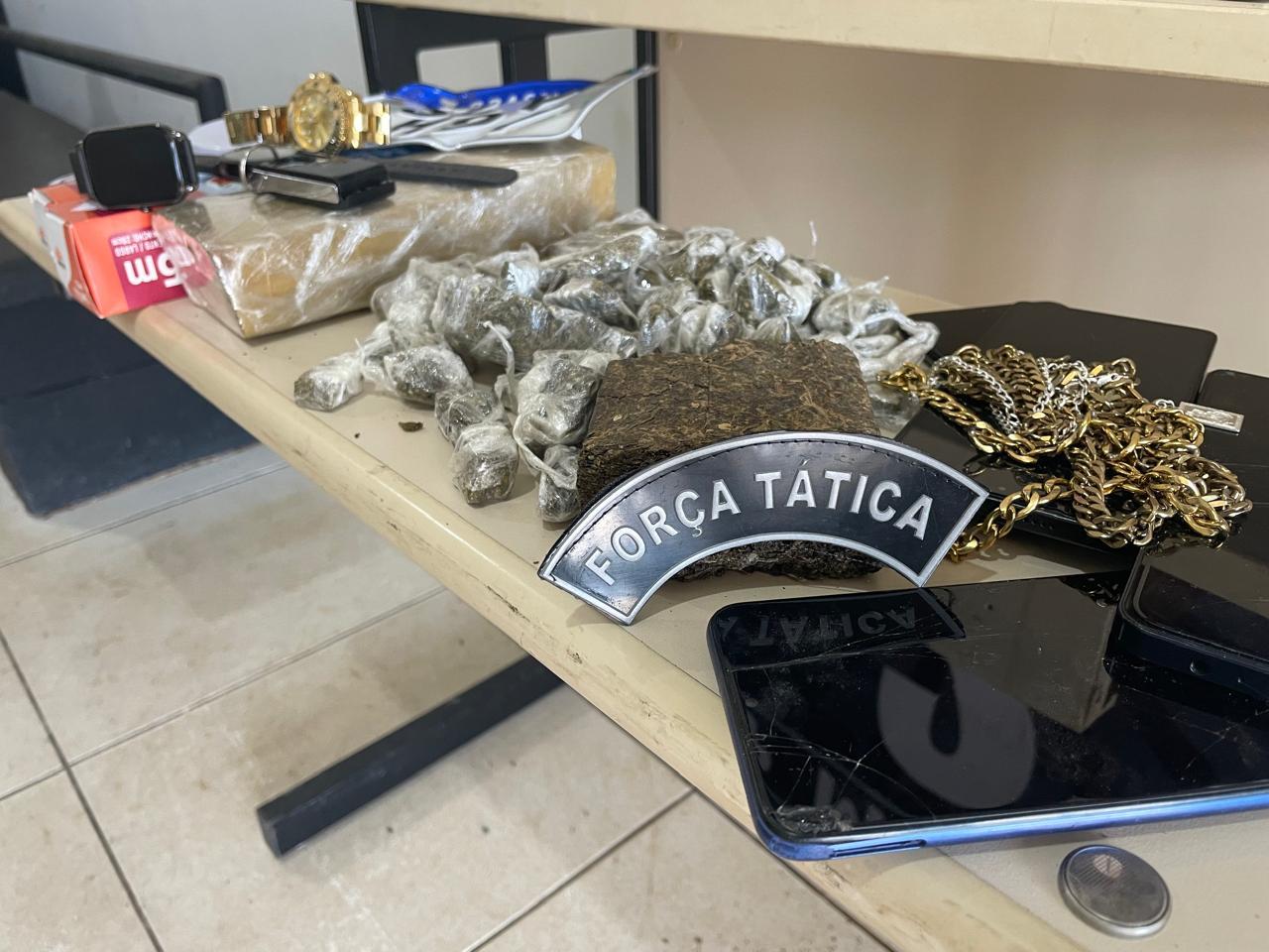 “A casa caiu” no bairro São João: Menor e comparsa são detidos pela Força Tática com drogas e moto furtada em Três Lagoas 