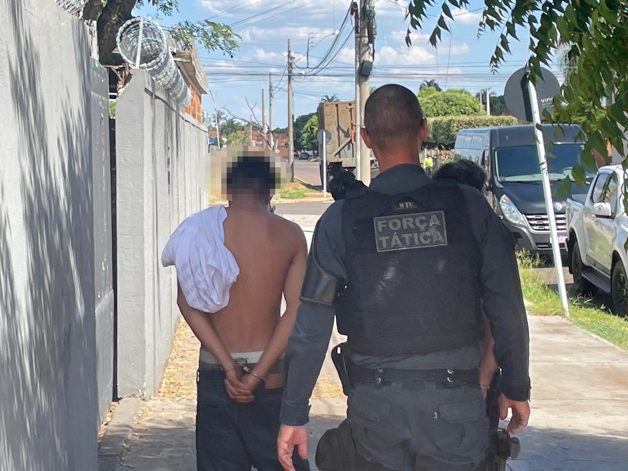 “A casa caiu” no bairro São João: Menor e comparsa são detidos pela Força Tática com drogas e moto furtada em Três Lagoas 