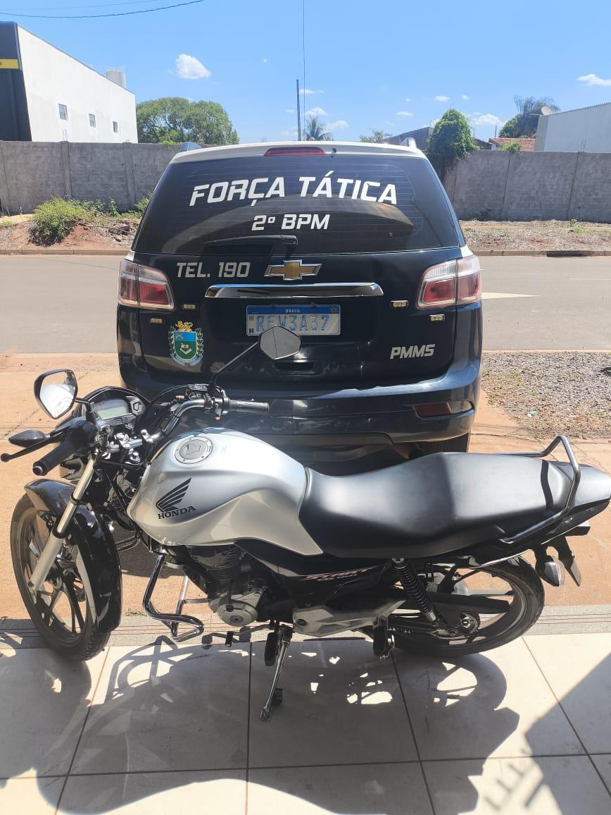 “A casa caiu” no bairro São João: Menor e comparsa são detidos pela Força Tática com drogas e moto furtada em Três Lagoas 