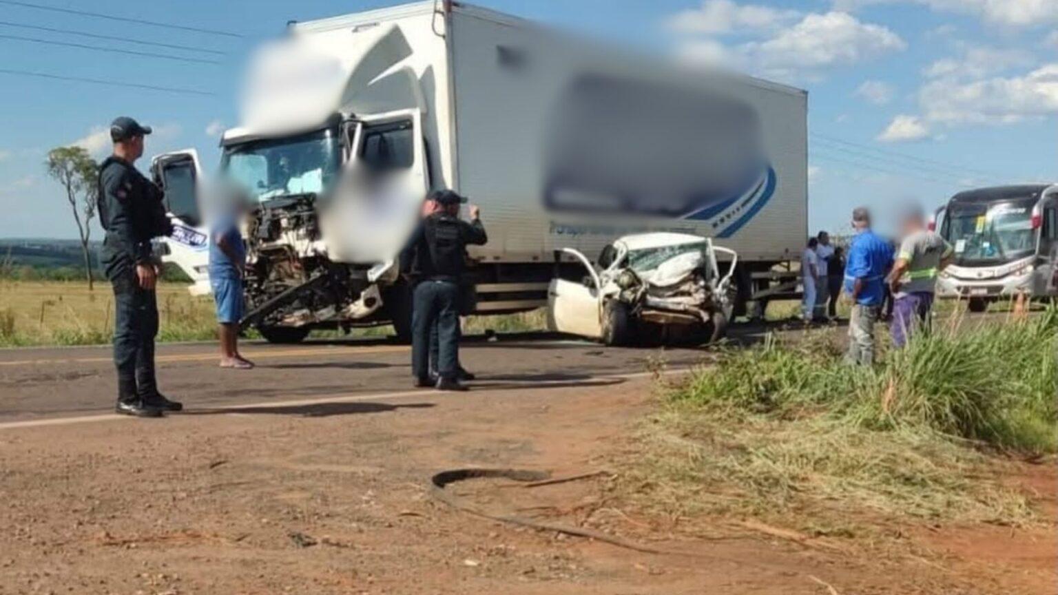 Homem morre preso às ferragens após colisão entre carro e caminhão na entrada de Inocência Homem morre preso às ferragens após colisão entre carro e caminhão na entrada de Inocência