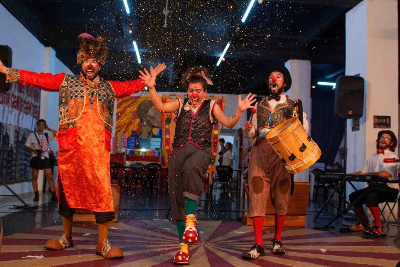 Espetáculo “Truques e Trambiques” encerra temporada 2025 do programa Diversão em Cena em Três Lagoas