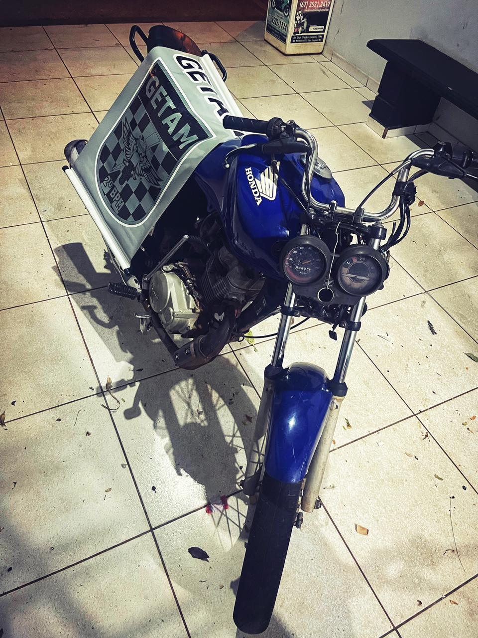 Após tentar fugir por canteiros centrais de avenidas, calçadas e pela contramão, motociclista é preso pela PM de Três Lagoas 