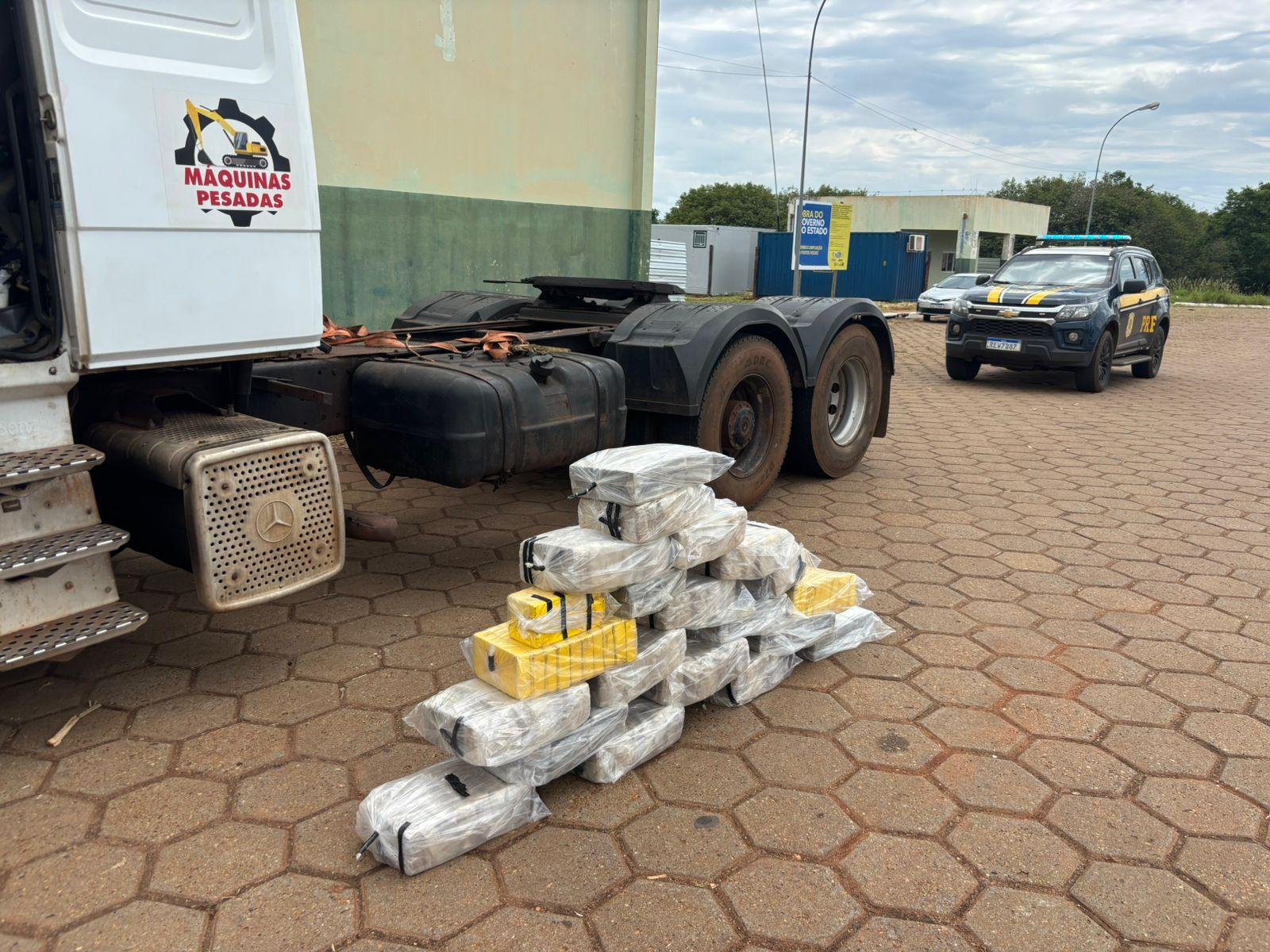 PRF apreende 160 kg de cocaína escondidos em compartimento secreto de caminhão; motorista estava sem CNH e viajava com a mãe 