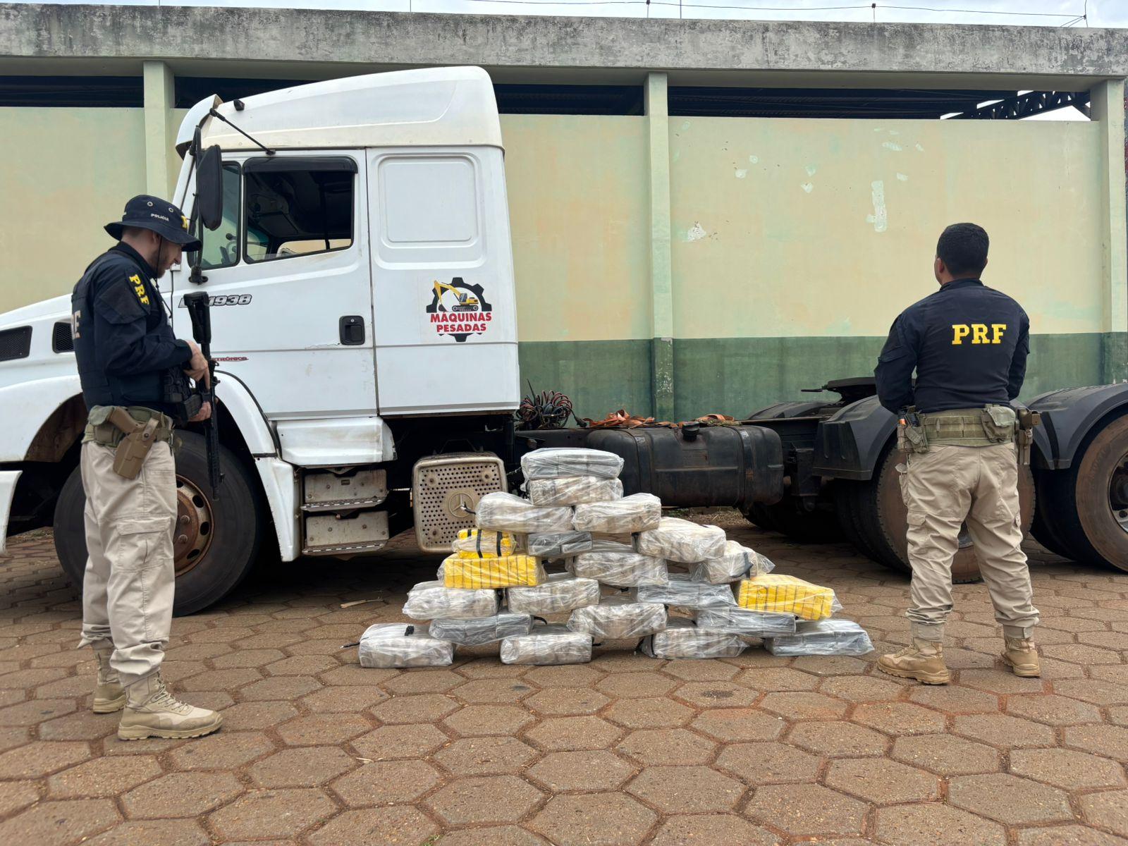 PRF apreende 160 kg de cocaína escondidos em compartimento secreto de caminhão; motorista estava sem CNH e viajava com a mãe 