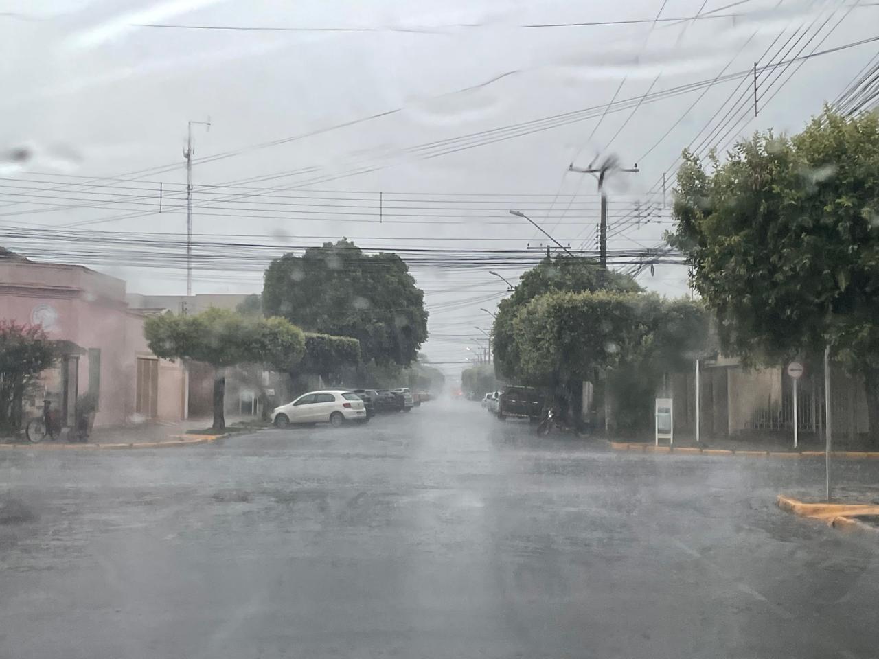 Após manhã de chuva, tarde desta quarta deve seguir com tempo instável em Três Lagoas; noite pode ter novas pancadas