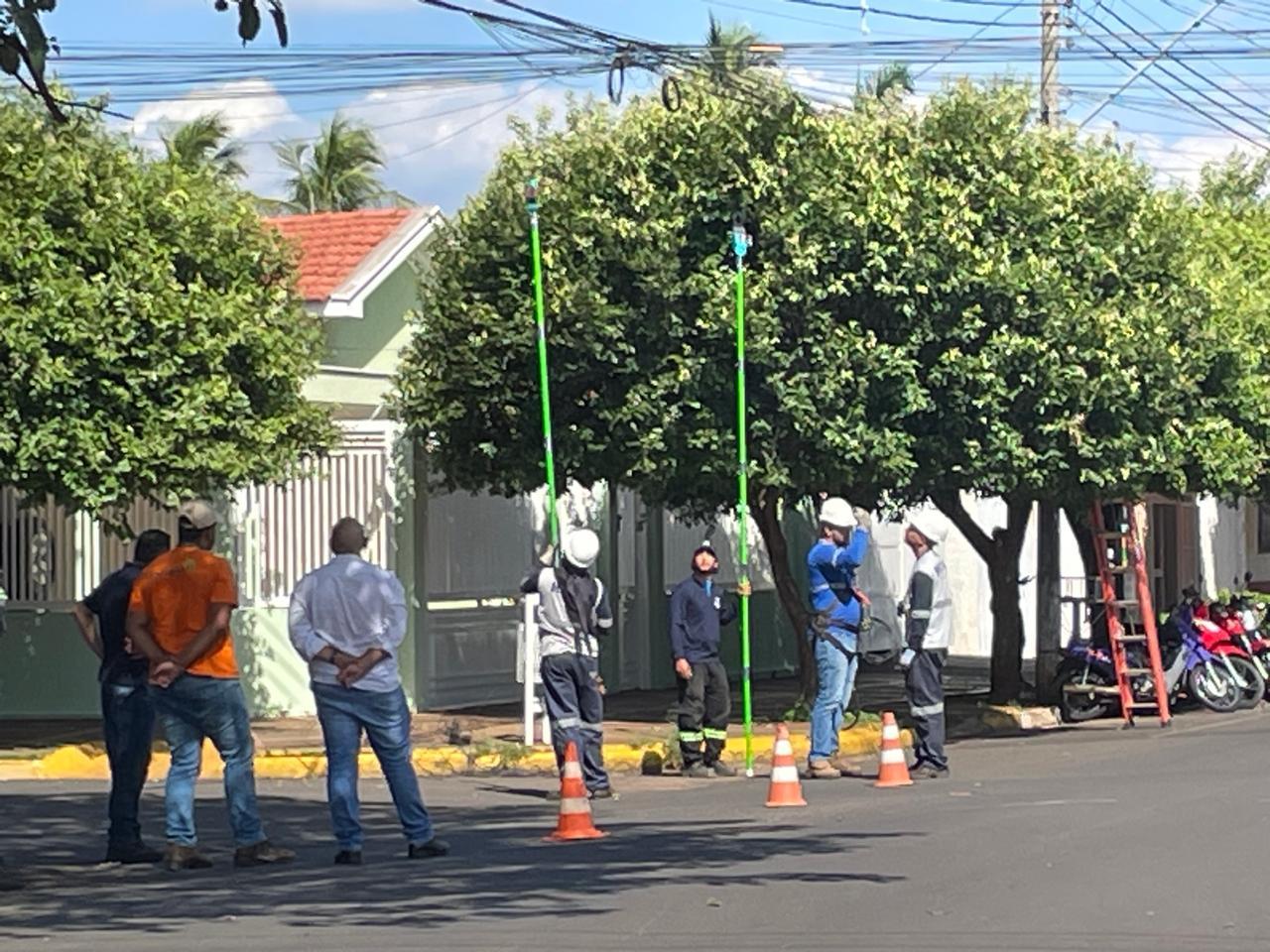 Após série de acidentes, força-tarefa intensifica retirada de fios pendurados em Três Lagoas