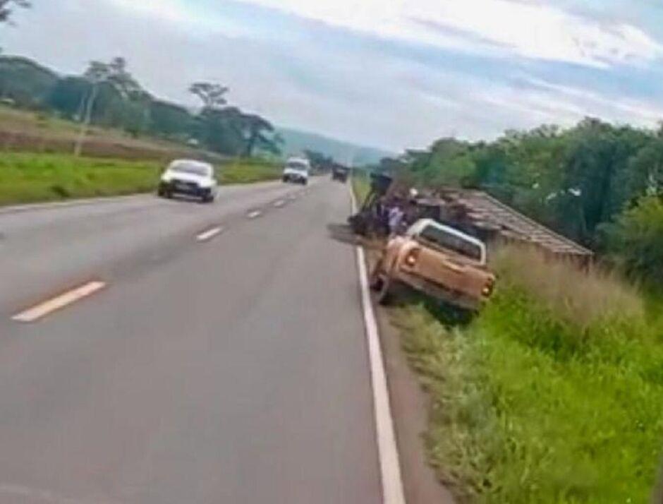 Carreta carregada de mandioca tomba na MS-276 entre Batayporã e Anaurilândia  