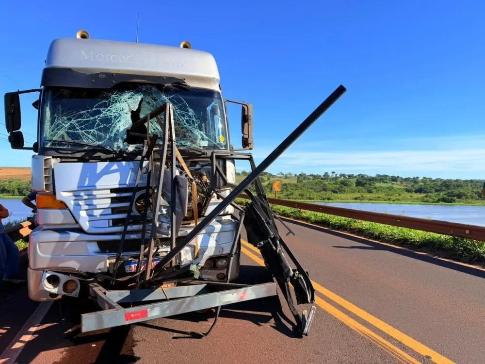 Carretinha se solta de veículo e atinge para-brisa de caminhão sobre a ponte do Rio Pardo em MS