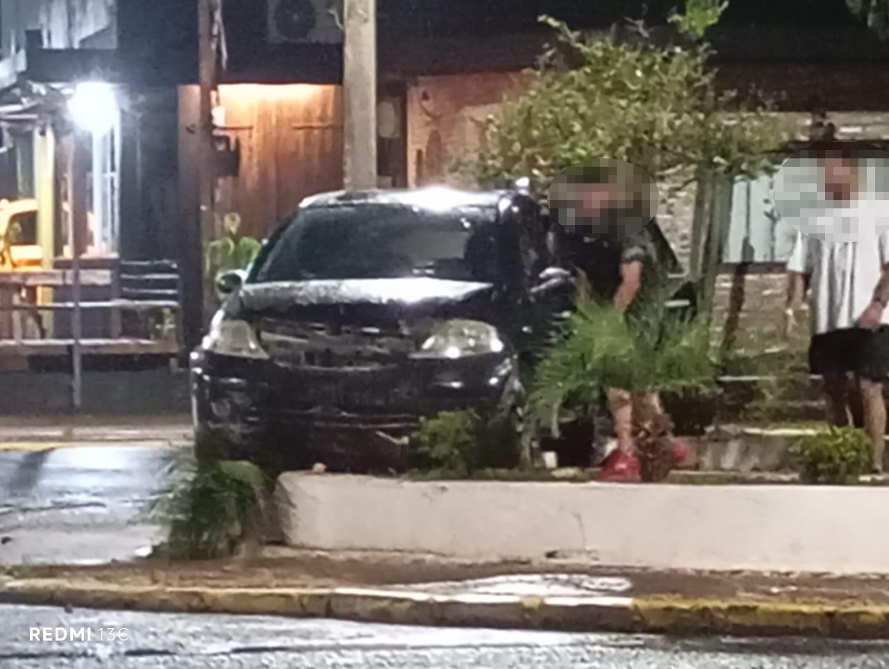 Citroën C3 bate em canteiro central na avenida Capitão Olinto Mancini durante a madrugada em Três Lagoas
