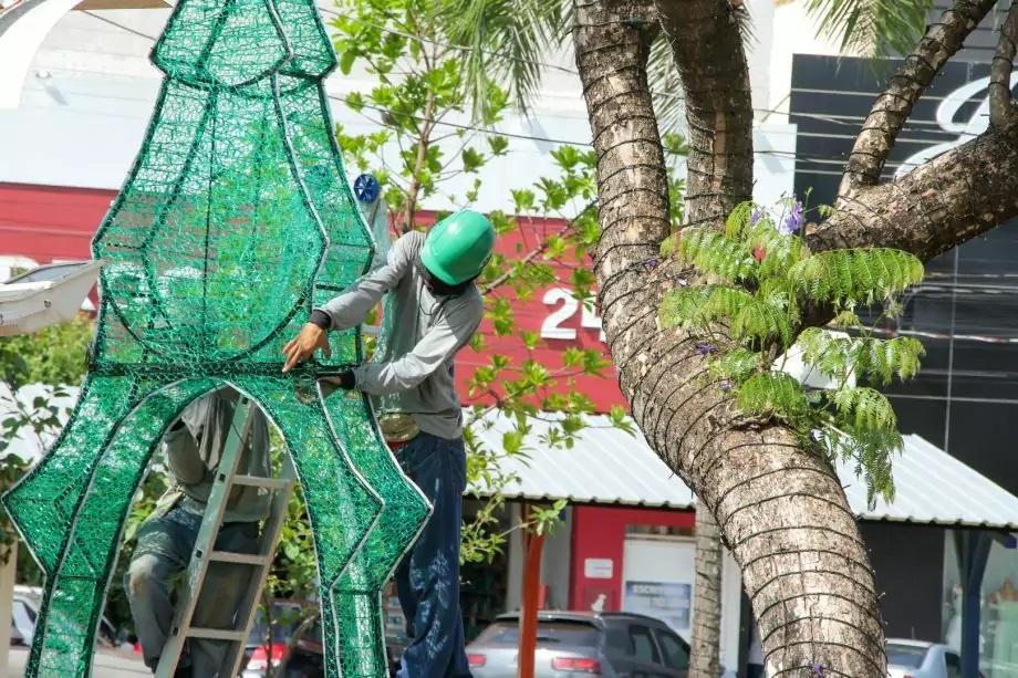 Decoração natalina começa a ser instalada em Três Lagoas