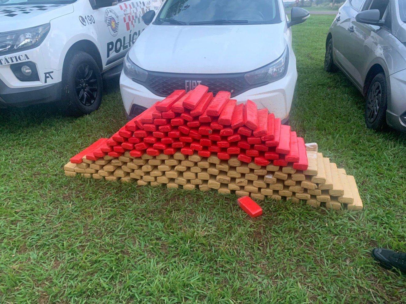 Dois motoristas de aplicativo e uma adolescente de 17 anos de Três Lagoas são flagrados com 193 kg de maconha em Castilho (SP)