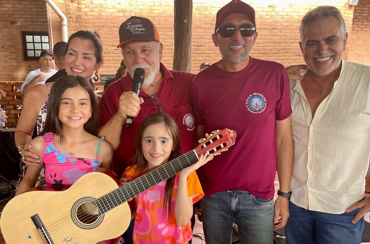 Festa da Maçonaria teve até chapéu e violão assinados por Maraisa e Gusttavo Lima, além de bingo que premiou R$ 2 mil