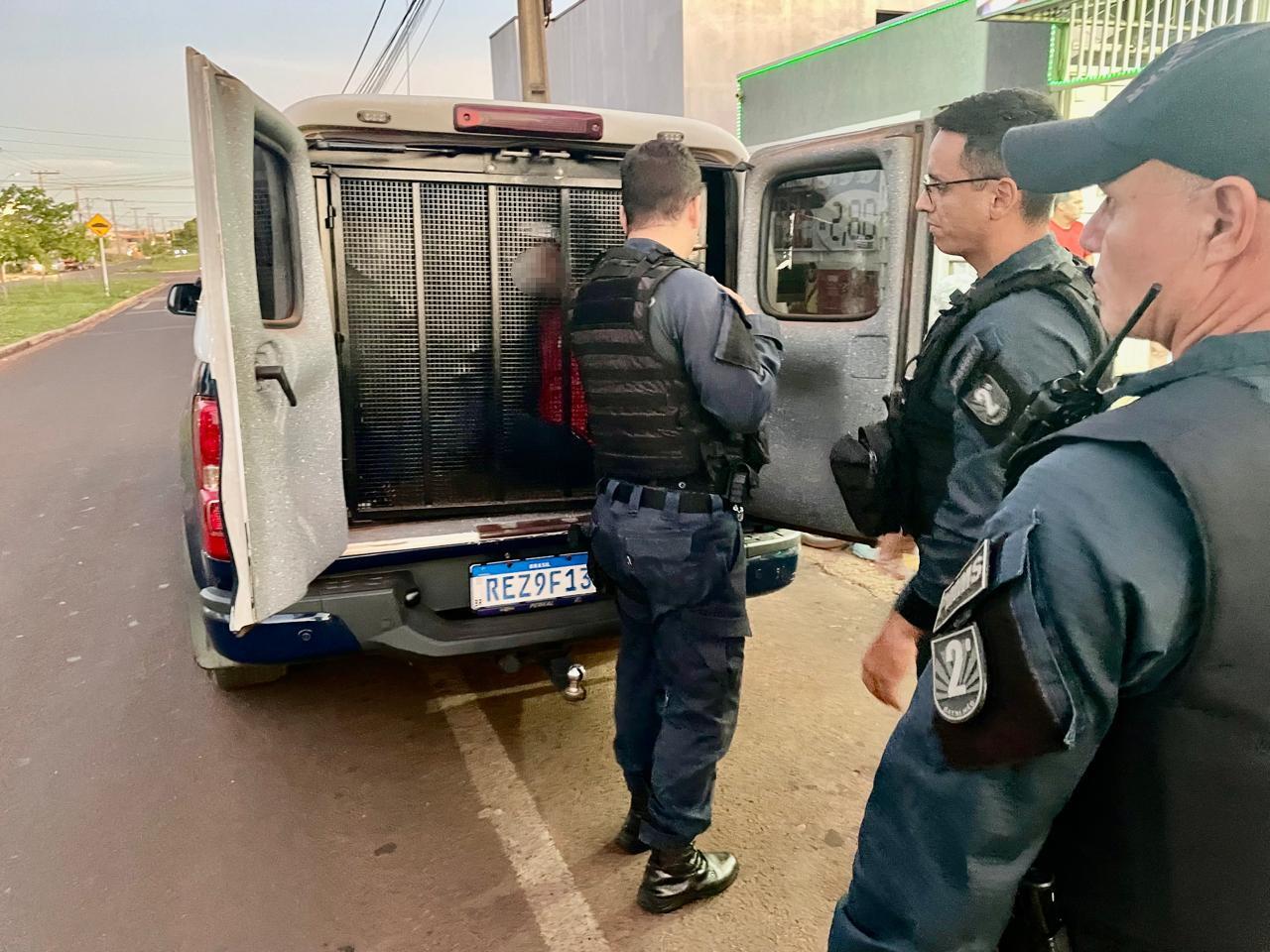 Foragido de Araçatuba é preso dentro de conveniência em Três Lagoas; ele tentou disfarçar da polícia e a casa caiu 