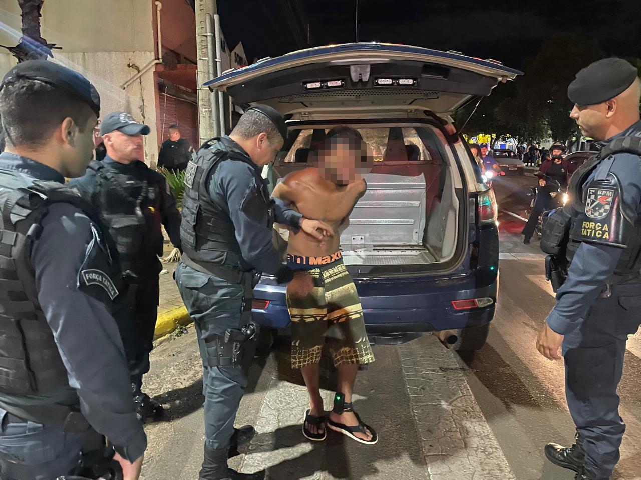 Homem com tornozeleira eletrônica dá “capacetadas” na ex-mulher, danifica moto e acaba preso no Centro de Três Lagoas