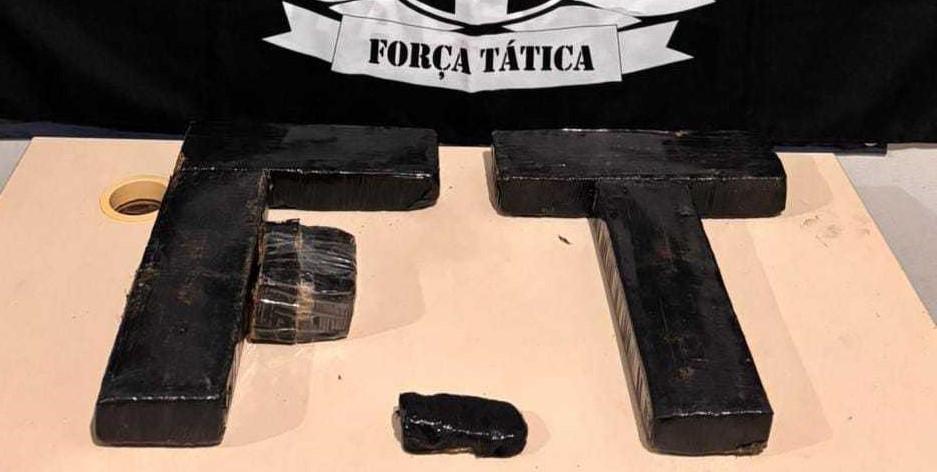 Homem em Celta tenta atropelar policiais e tiro é feito no pneu; em seu carro foram localizadas drogas 