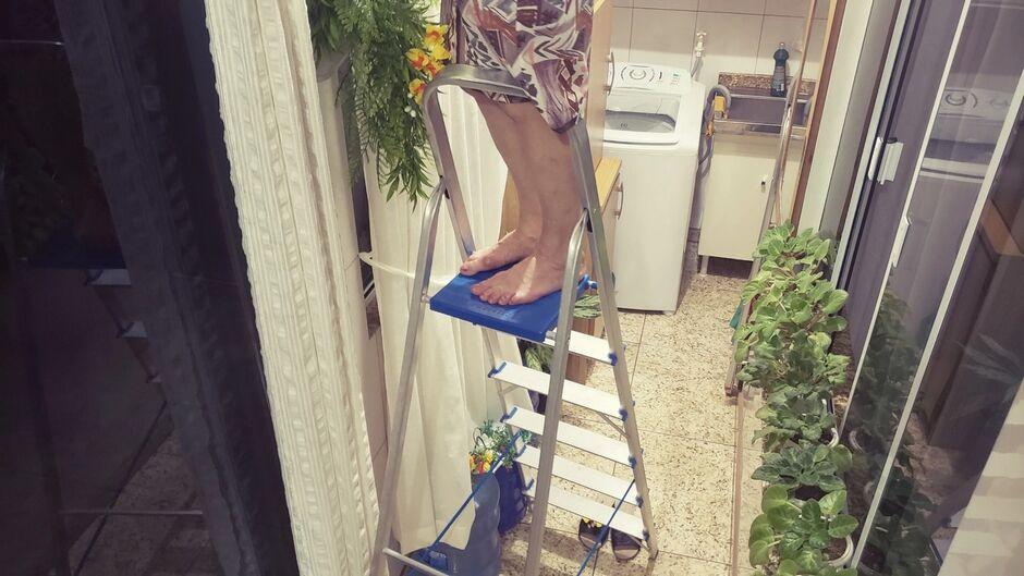 Idoso morre ao cair pegando decoração de Natal no sótão de casa em Campo Grande 