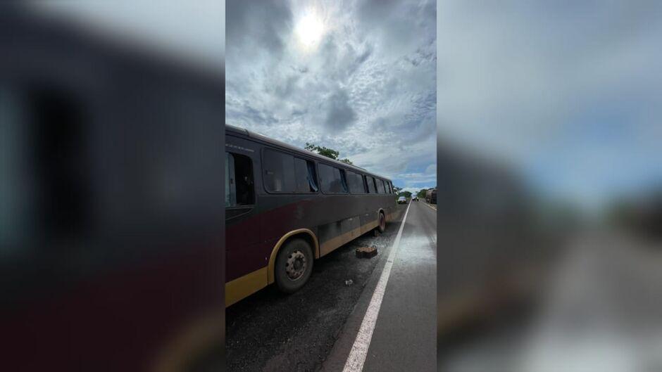 Incêndio atinge ônibus de estudantes e causa susto na BR-262, em Aquidauana 
