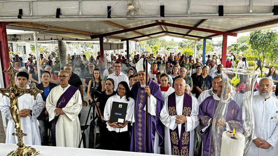 Mesmo com chuva, mais de 15 mil pessoas participam das celebrações do Dia de Finados em Três Lagoas