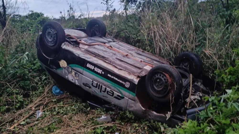 Moradora de Bataguassu capota veículo na BR-267 e é resgatada por policiais militares de folga  