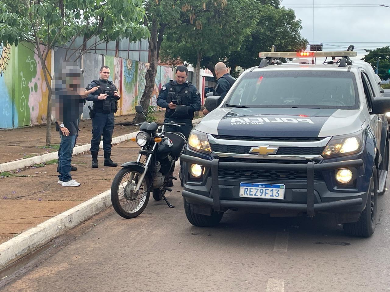 Motociclista é flagrado empinando moto no centro de Três Lagoas e veículo é apreendido pela Polícia Militar