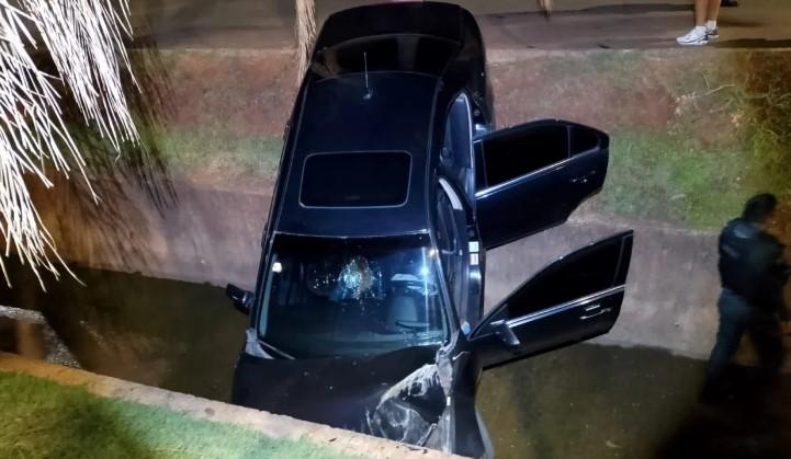 Motorista cai com Fusion em canal pluvial em Chapadão do Sul   
