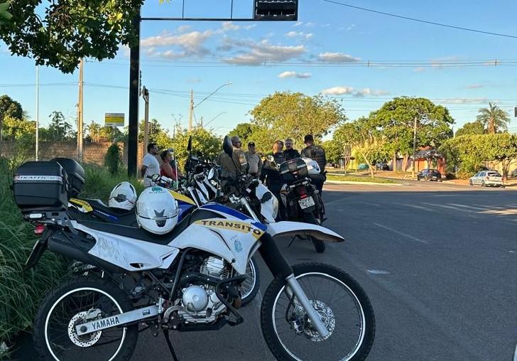 Motorista de carro “fura sinal” vermelho, atropela crianças e foge do local sem prestar socorro