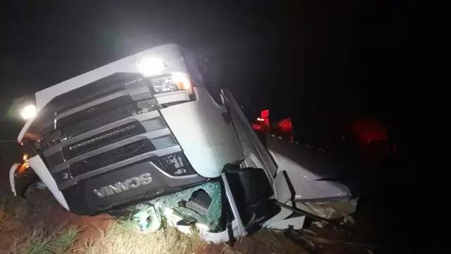 Motorista morre e mulher fica ferida após caminhão capotar na MS-240 entre Paranaíba e Inocência