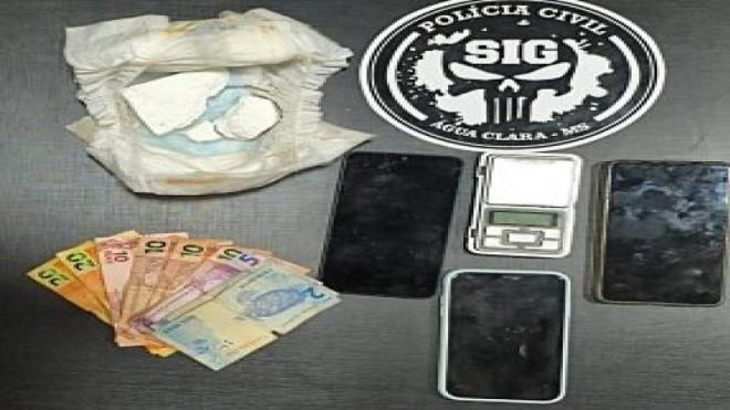 Mulher presa em Água Clara por tráfico escondia cocaína em fralda de bebê