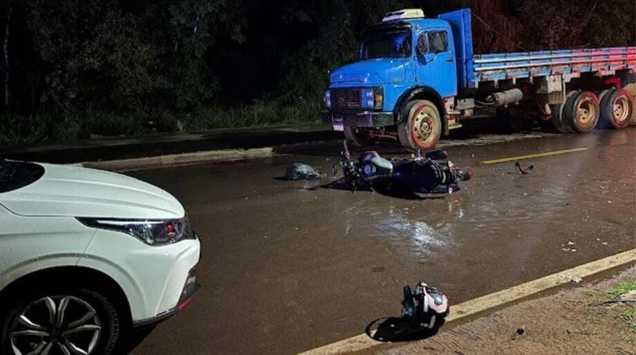 Pastor morre ao bater moto contra caminhão e carro em Aquidauana