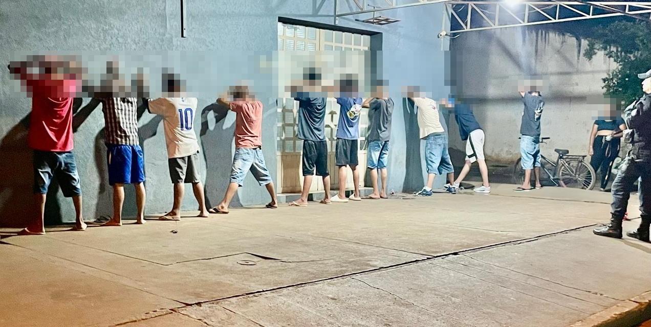 PM de Três Lagoas “dá Baculejo” no Guanabara e aborda 20 pessoas; drogas foram apreendidas e moto furtada foi recuperada 