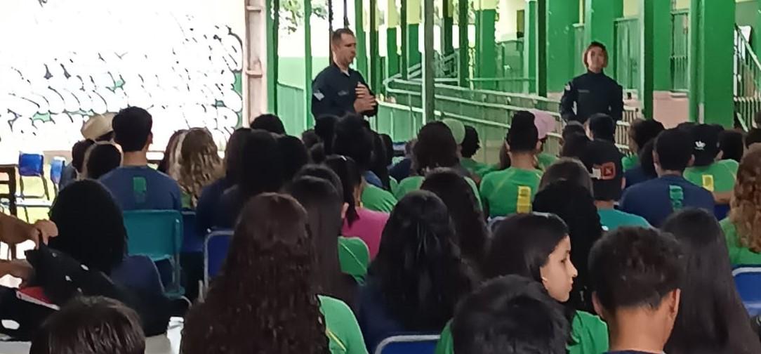 Policiais militares realizam palestras em escolas para despertar nos jovens a percepção de que o futuro é construído a partir das próprias atitudes e escolhas