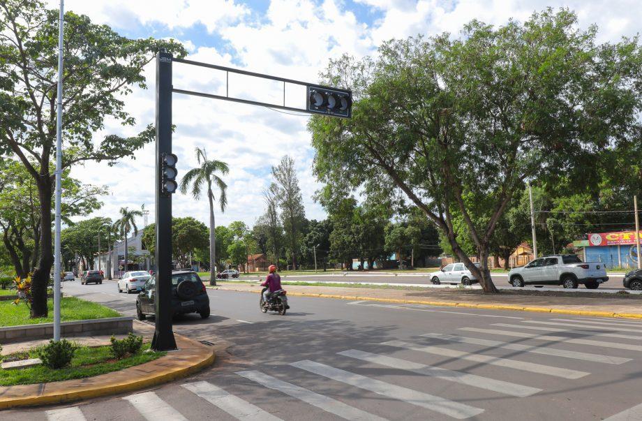 Semáforo no cruzamento da Av. Rosário Congro e Rua Oscar Guimarães já está em funcionamento