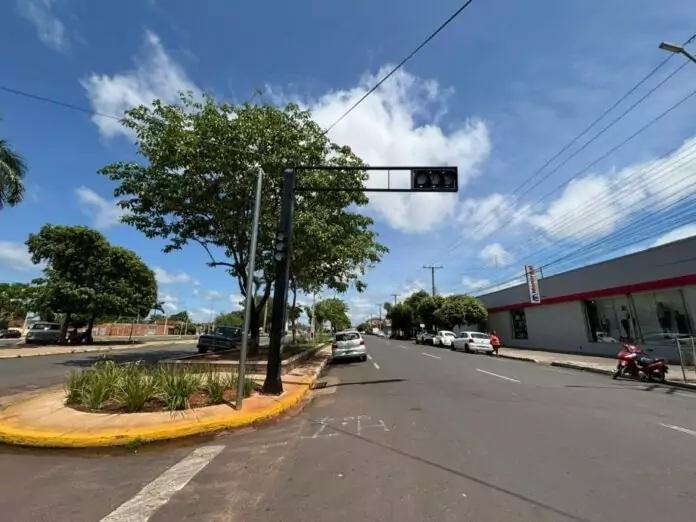 Semáforo no cruzamento da Rosário Congro com a Oscar Guimarães começa a funcionar nesta terça