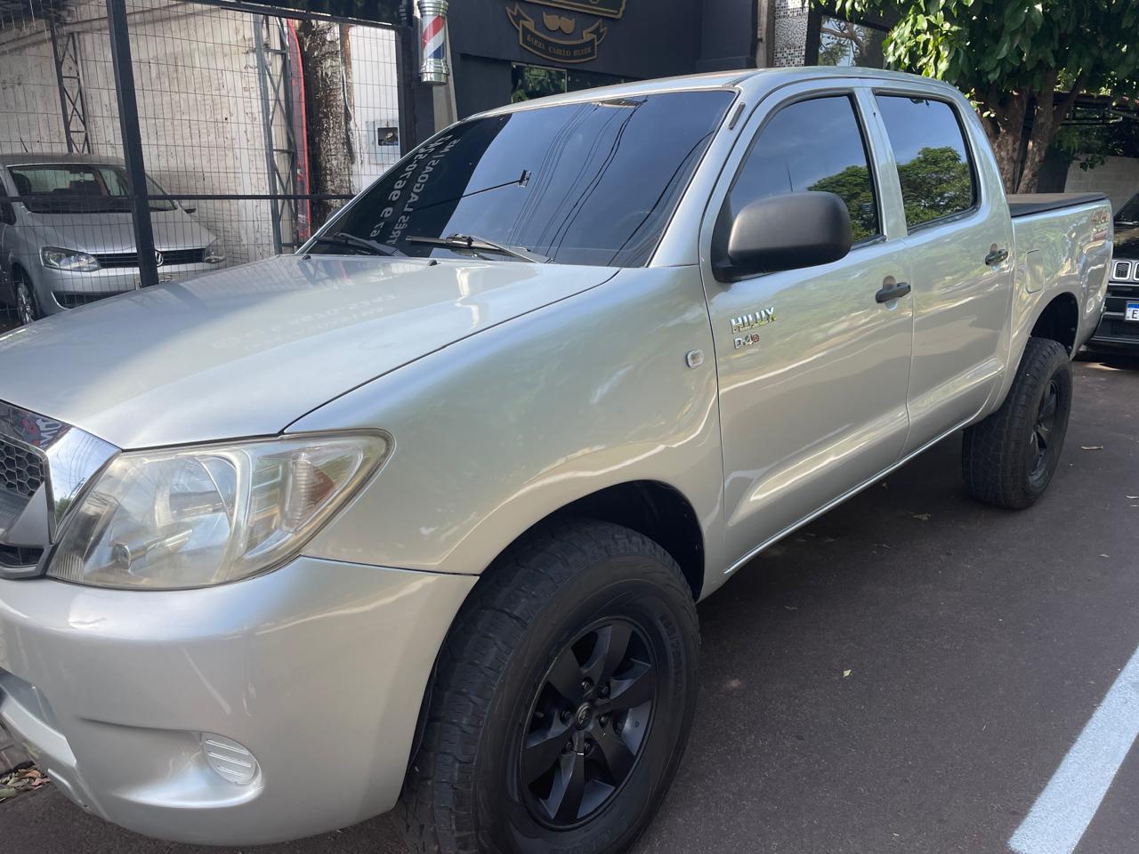 Vendo caminhonete Toyota Hilux 2010 impecável em Três Lagoas 