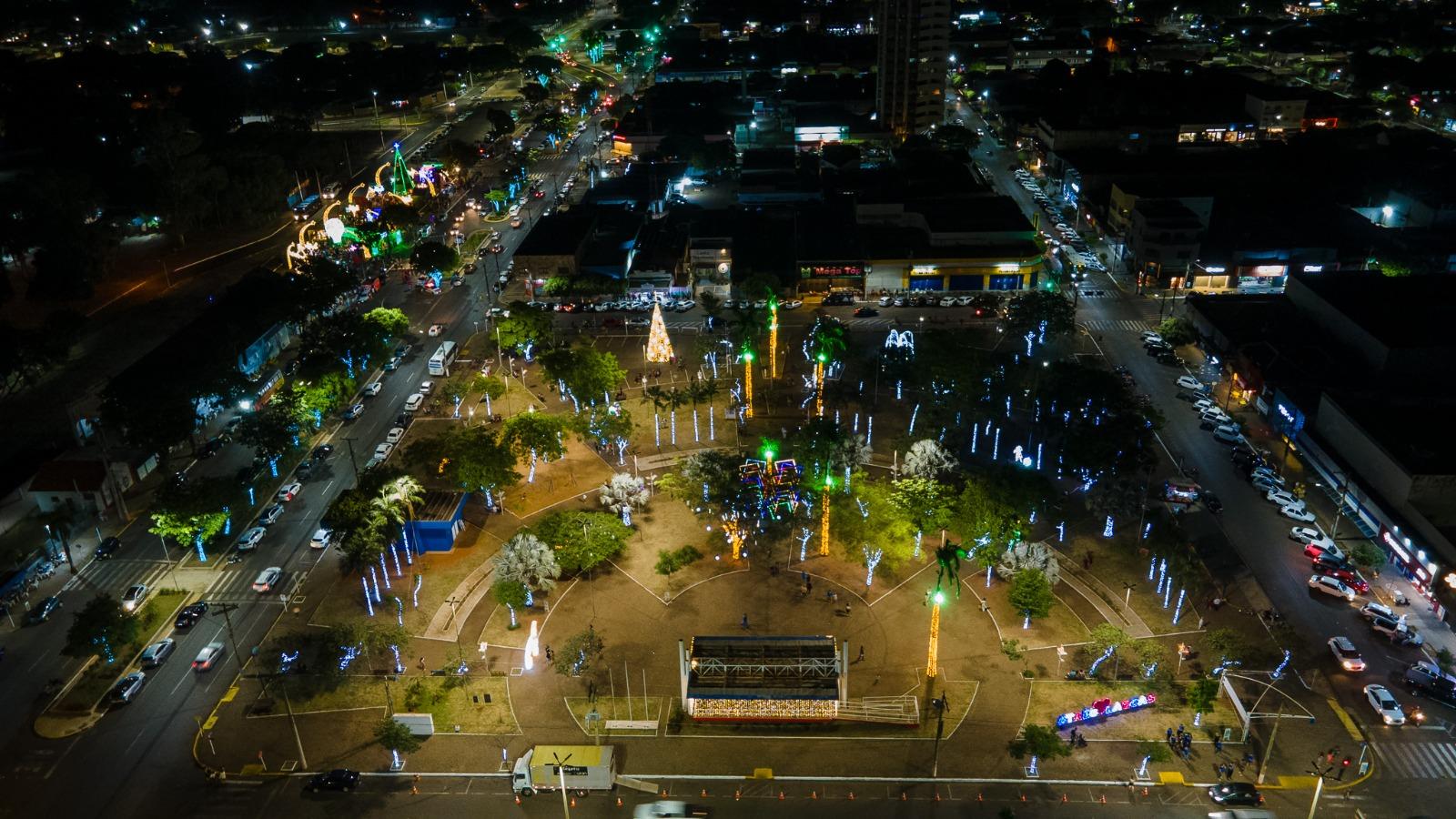 Vereadores e prefeito prestigiam inauguração da decoração natalina em Três Lagoas 