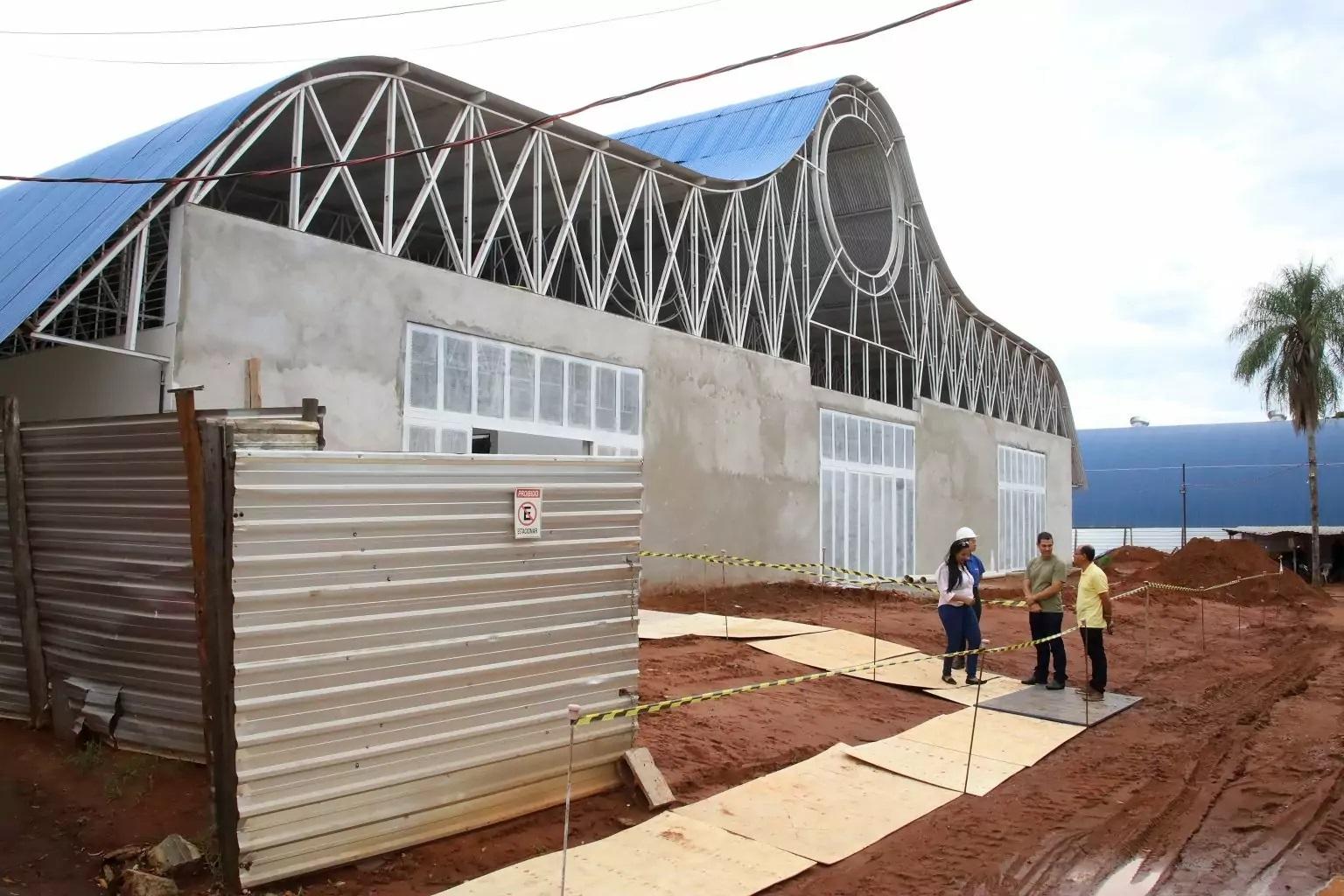 Riedel e Cassiano Maia realizam vistoria em obra do novo Shopping Popular de Três Lagoas