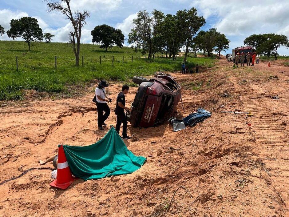 Carro com 4 pessoas capota e adolescente de 16 anos morre em Coxim  