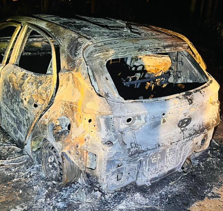 Carro usado em execução de homem é encontrado queimado em área rural; Polícia Civil prende um dos autores do crime em Três Lagoas