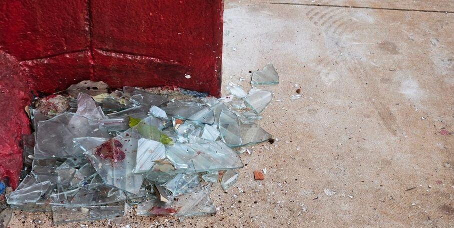 Criança de 8 anos vê pai enforcando a mãe e corta o próprio pescoço com caco de vidro em MS