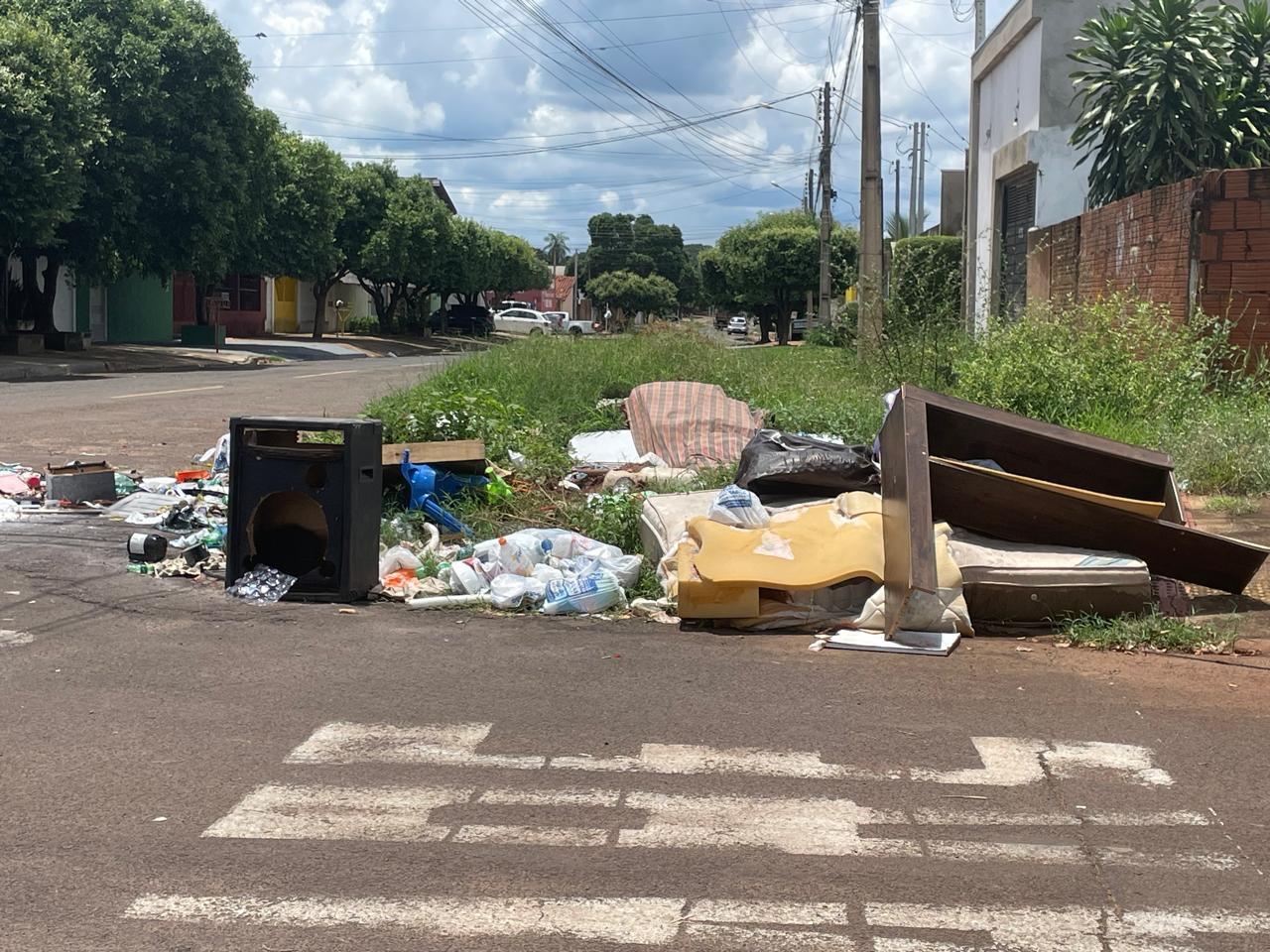 Enquanto muitos reclamam da Prefeitura, alguns moradores insistem em jogar lixo e móveis nas ruas de Três Lagoas