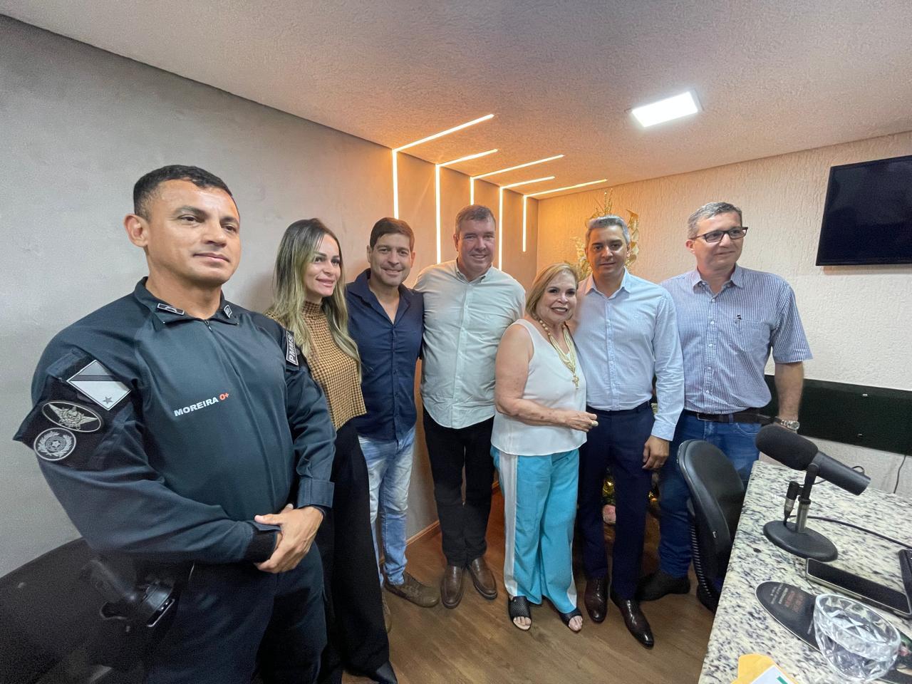 Governador Eduardo Riedel e prefeito Cassiano Maia participam de entrevista na Rádio Caçula com a presença do comandante do 2º BPM e Oficiais do Corpo de Bombeiros