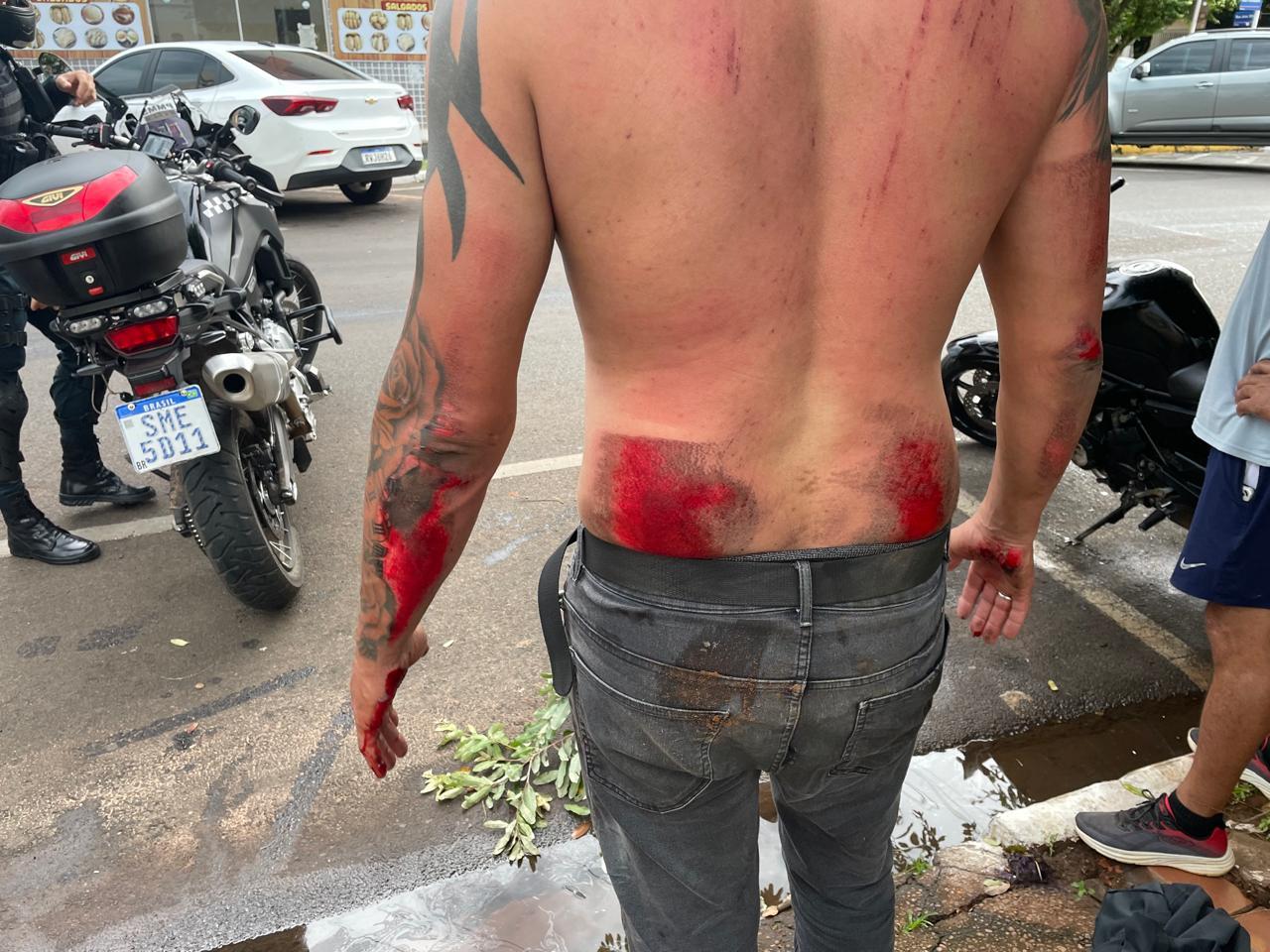 Homem em moto de alta cilindrada cai após escorregar em óleo na Rua Paranaíba, no Centro de Três Lagoas 