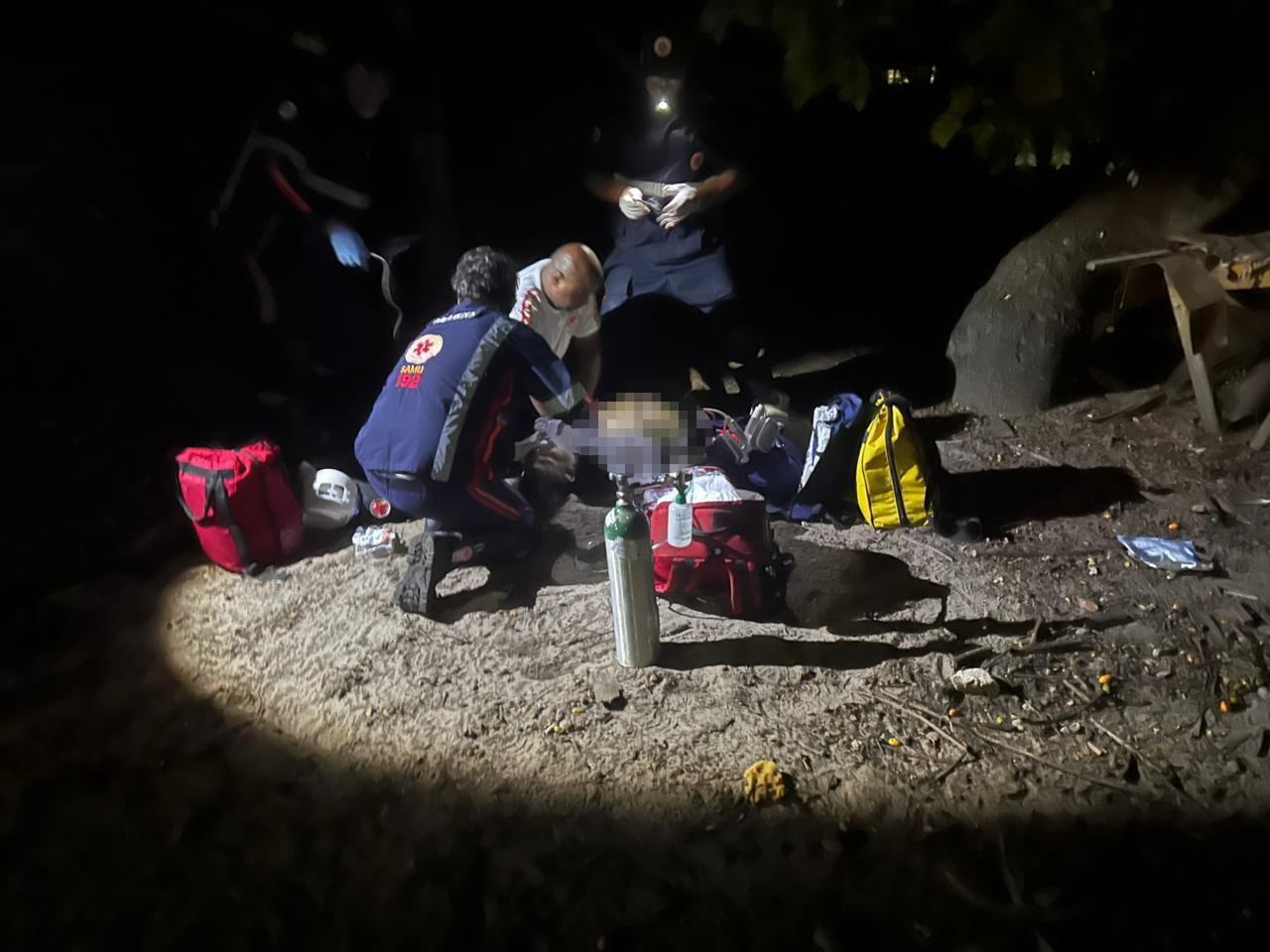 Homem invade residência em surto, desmaia no quintal e morre após atendimento do SAMU; suspeita é de overdose