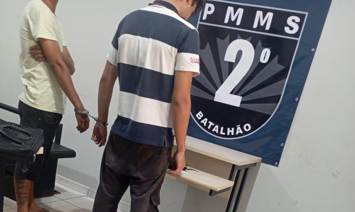 Homens ao ver a polícia fingem arrumar corrente de moto e acabam presos na Vila Piloto, em Três Lagoas