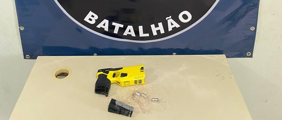 Mais um tenta enfrentar a PM, entra em surto e é contido com “Taser” pela guarnição do sargento Staub, em Três Lagoas